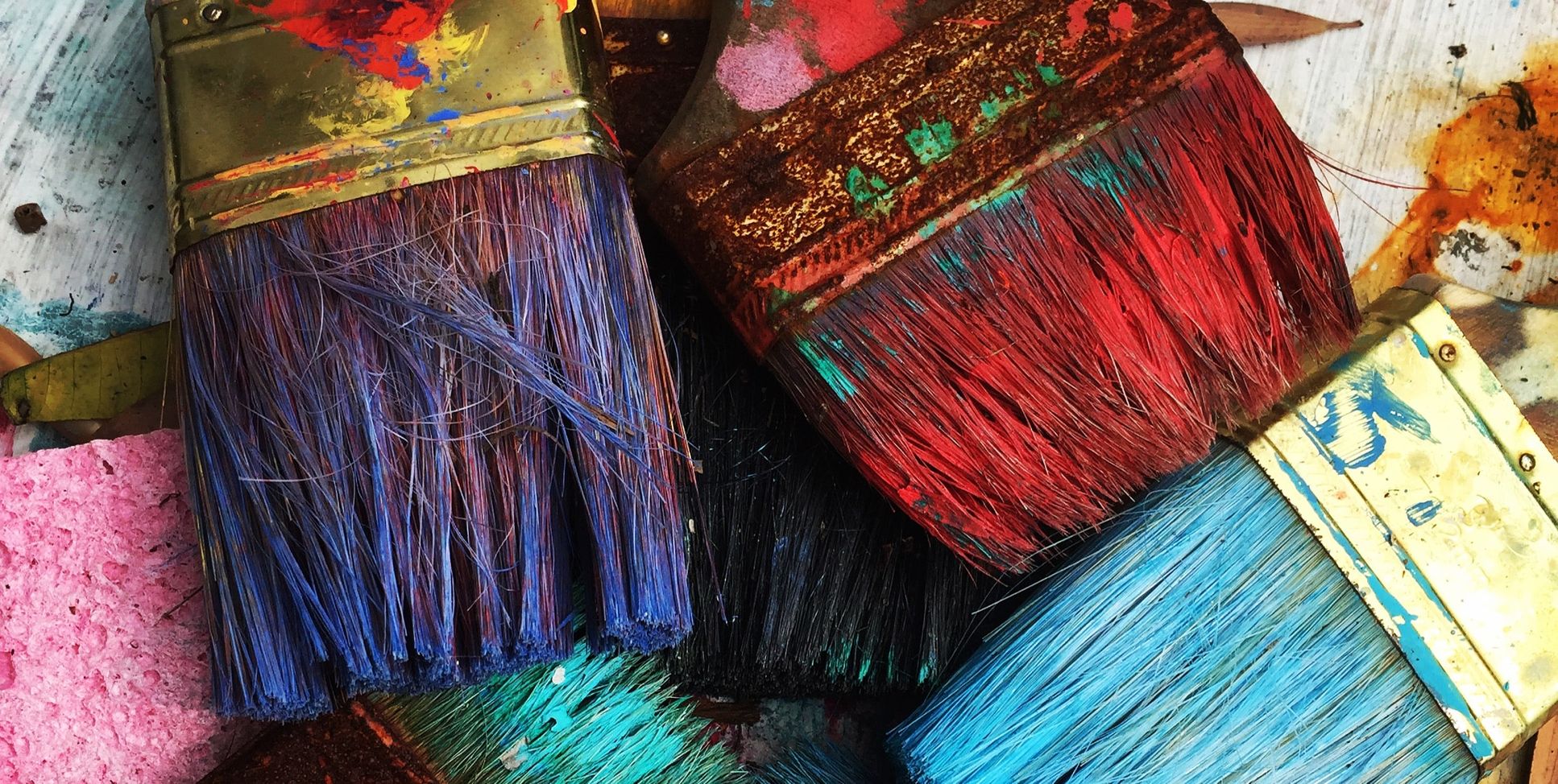 Detailed image of multiple paint brushes, highlighting their diverse bristle textures and sizes for artistic precision. Detailed image of multiple paint brushes, highlighting their diverse bristle textures and sizes for artistic precision.